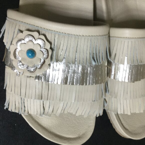 Manitobah casual flat slip on sandals excellent condition size 10  fringe top - Picture 2 of 6